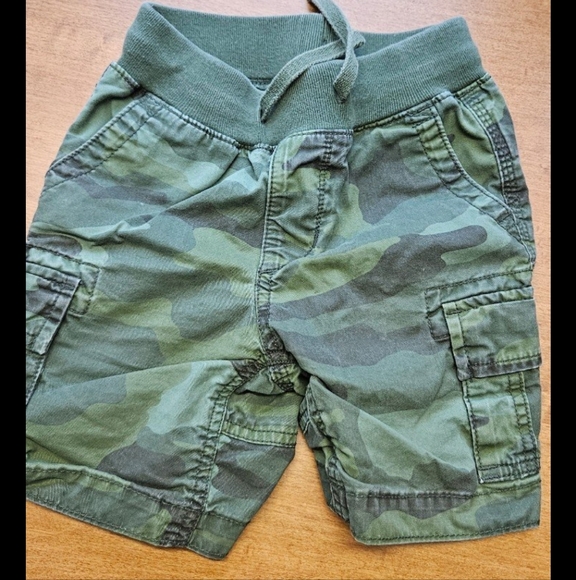 Boys gap 2T camo shorts - Picture 1 of 3